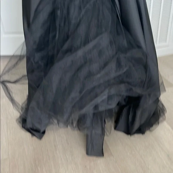 Mac Duggal Plunge Neck, Low Back Full Skirt Black Evening Gown - Picture 10 of 13